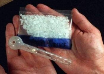 ضبط عاطل بحوزته ١٣ طربة حشيش وشابو وأسلحة نارية فى  فارسكور