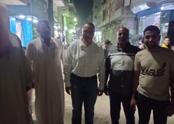 محافظ الشرقية يفاجئ قرية الغنيمية بمركز أبو كبير ويتفقد أعمال إنشاء مشروع الصرف الصحي بالقرية 