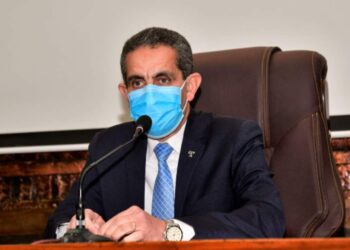 محافظ الغربية يقدم واجب العزاء في 11 شخص من أسرة واحدة بالمحلة الكبرى