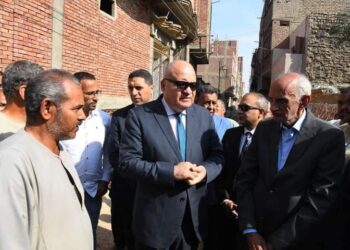 محافظ قنا ينتقل لموقع انهيار منزلين بنجع حمادي تسبب في وفاة طفل وسيدة