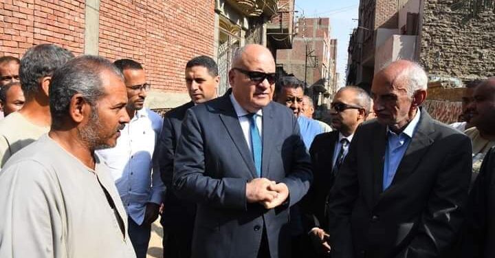 محافظ قنا ينتقل لموقع انهيار منزلين بنجع حمادي تسبب في وفاة طفل وسيدة