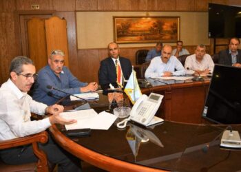 محافظ الغربية يناقش تقرير لجنة متابعة الأعمال بمستشفى طنطا العام والسنطة المركزي 