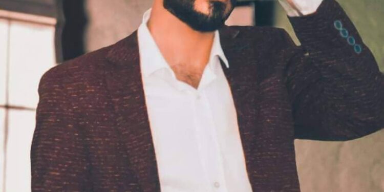 عامر عادل عراقي متعدد المواهب الفنية والإعلامية