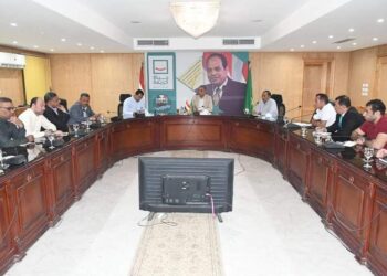 محافظ الفيوم يتابع مع رؤساء المدن إجراءات مواجهة الأمطار وظروف الطقس السيء