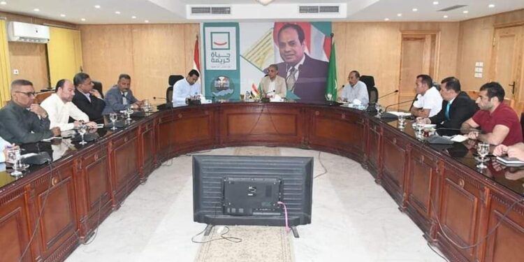 محافظ الفيوم يتابع مع رؤساء المدن إجراءات مواجهة الأمطار وظروف الطقس السيء