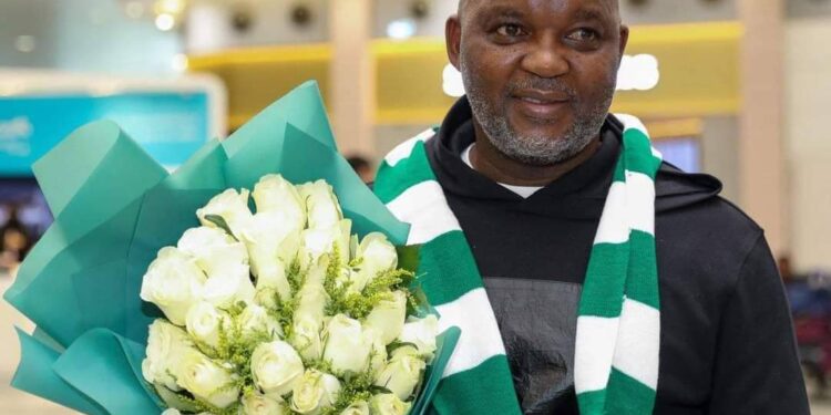 بيتسو موسيماني يحقق إنتصاره الأول مع الأهلي السعودي بصعوبة