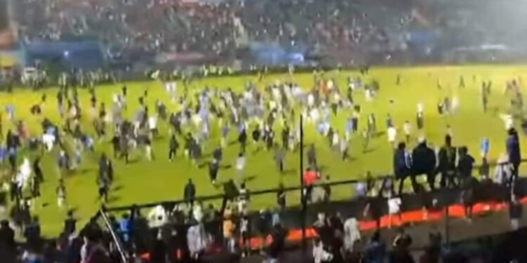مذبحة كرة القدم بالدوري الاندونيسي تقترب من 200قتيل