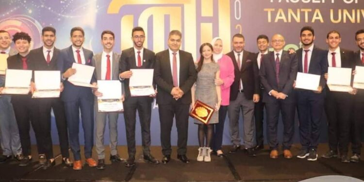 تكريم رواد الكلية وأعضاء اللجنة المنظمة للمؤتمر والأقسام المتميزة