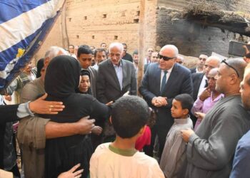 محافظ قنا يصرف إعانة عاجلة لأسرة ربة منزل فقدت حياتها تحت حائط منزلها