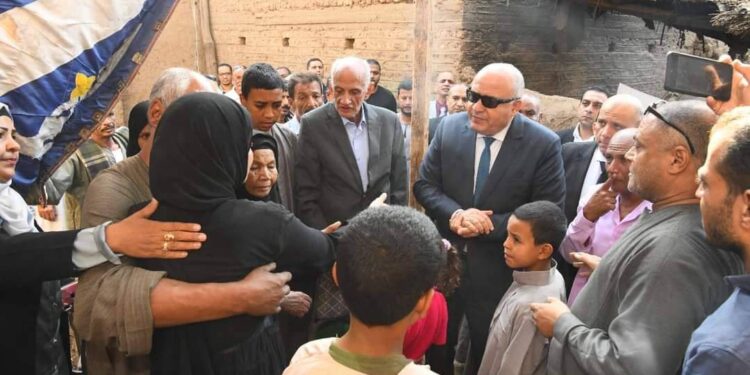 محافظ قنا يصرف إعانة عاجلة لأسرة ربة منزل فقدت حياتها تحت حائط منزلها