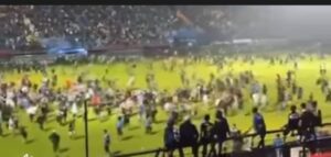 مذبحة كرة القدم بالدوري الاندونيسي تقترب من 200قتيل