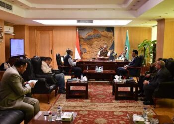 محافظ الفيوم يبحث آليات التنمية الزراعية الشاملة بمختلف أراضي الإقليم