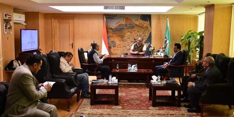 محافظ الفيوم يبحث آليات التنمية الزراعية الشاملة بمختلف أراضي الإقليم