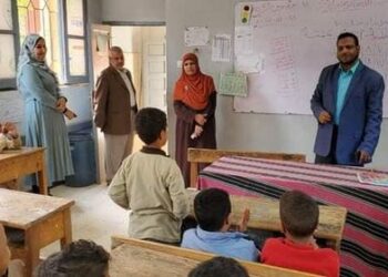 قاصد يتابع سير العملية التعليمية ويكرم المتفوقين من المعلمين والطلاب.