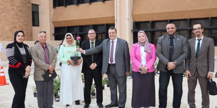 كلية التربية تطلق مبادرة أتحضر للأخضر ضمن النشاط العملى لطلاب الفرقة الأولى بالكلية