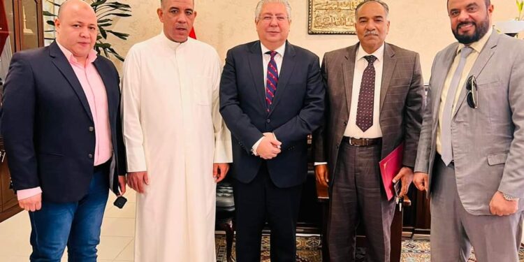السفير المصري بالكويت يستقبل ممثلي رابطة أبناء أسيوط بمكتبه