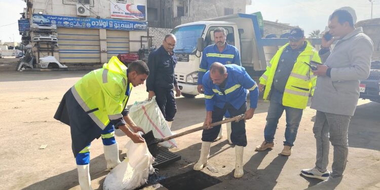وجود ادارة الصرف الصحي بالعامرية اثناء عملية التطهير ميدانيا