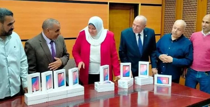 تعليم الفيوم ودعم توظيف التكنولوجيا في التعليم .. ثلاث معامل كمبيوتر متنقلة