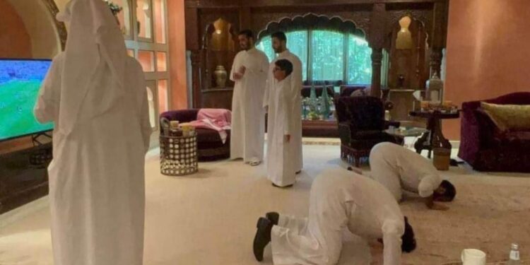 سجدة ولي العهد السعودي ومقارنة بين صلاح وميسي