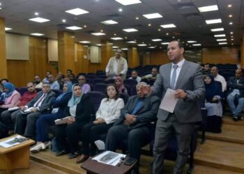 لتشجيع الاستثمار  محافظ الأقصر يلتقي رئيس الادارة المركزية لفروع هيئة التنمية الصناعية