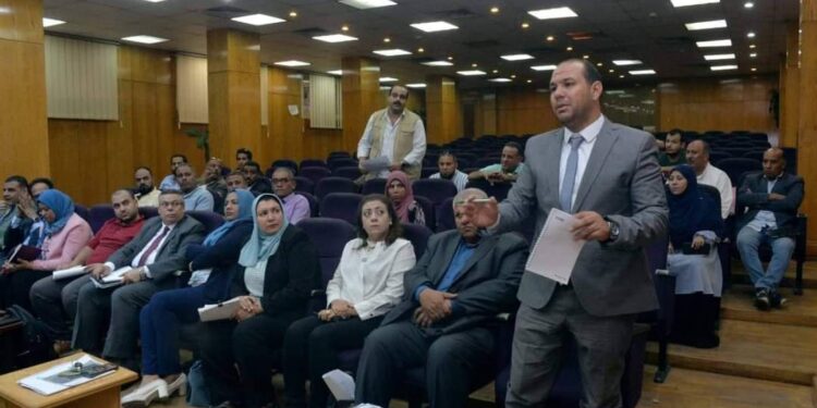 لتشجيع الاستثمار محافظ الأقصر يلتقي رئيس الادارة المركزية لفروع هيئة التنمية الصناعية