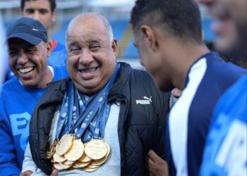 كما فعلها لاعبي الاهلي ناشئين إنبي يكرمون إمام محمدين بالميداليات