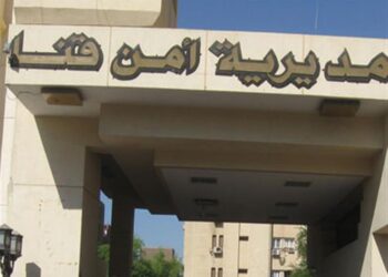 الحبس سنة لعامل وزوجته بتهمة تعذيب طفل في قنا