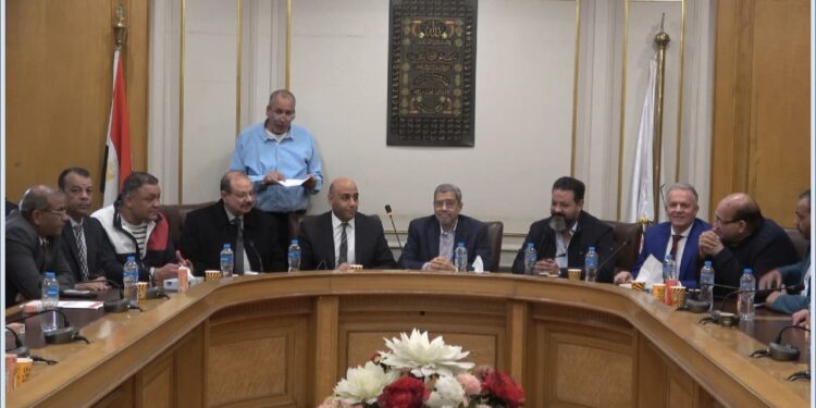 خلال جلسة ترأسها “العربي”..غرفة القاهرة تشكل شعبة “العمالة بالخارج