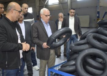 محافظ بورسعيد يتفقد خط إنتاج المطاط الجديد