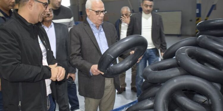 محافظ بورسعيد يتفقد خط إنتاج المطاط الجديد