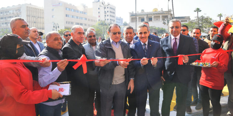 مستشار رئيس الجمهورية ومحافظ الغربية يفتتحان محطة شيل أوت للوقود بطنطا