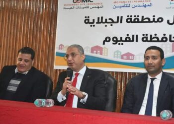 محافظ الفيوم يسلم مفاتيح