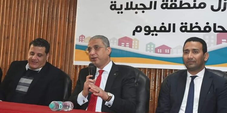 محافظ الفيوم يسلم مفاتيح