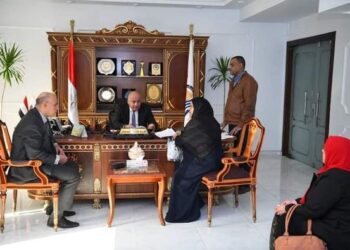 محافظ قنا يستقبل