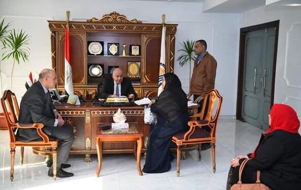 محافظ قنا يستقبل