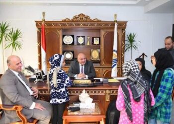 محافظ قنا يلتقي 65