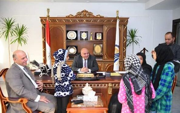 محافظ قنا يلتقي 65