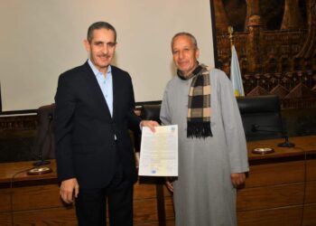 محافظ الغربية يوقع ويسلم 145 عقد لتقنيين التعديات على الاراضي الزراعية