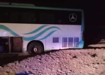 اصابة شخصين في حادث تصادم سيارة نقل ثقيل مع اتوبيس بقنا