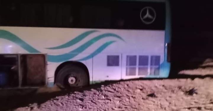 اصابة شخصين في حادث تصادم سيارة نقل ثقيل مع اتوبيس بقنا