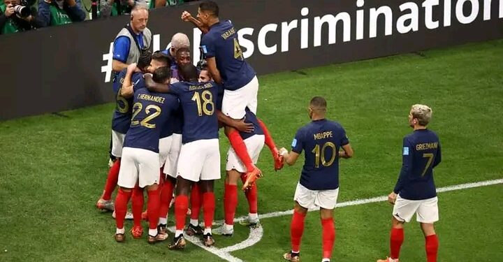 الديوك تدافع عن لقبها وتُقصي الأسود الثلاثة في طريقها