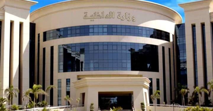 ضبط ٥ أشخاص يعملون