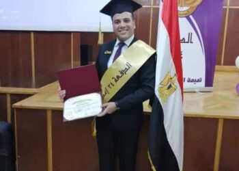 تتقدم أسره جريدة حكاية وطن بالتهنئة للاستاذ/ أيمن سرور المحاسب بشركة الاسكندرية لتوزيع الكهرباء لاجتيازه بجدارة فى دورة اعداد القادة الدفعة ٣٤