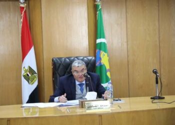 محافظ المنيا يناقش إجراءات توفيق أوضاع عدد من الأكاديميات والكيانات الخاصة