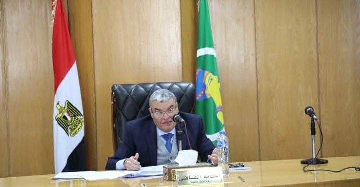 محافظ المنيا يناقش إجراءات توفيق أوضاع عدد من الأكاديميات والكيانات الخاصة