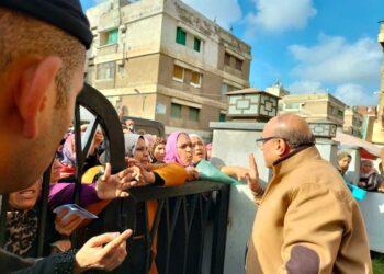 ” بالصور” سعد الله وكيل وزارة التموين وسط المواطنين بمركز خدمات السيوف