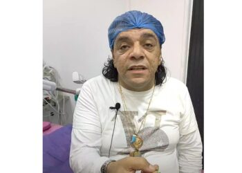 بأحد مراكز التجميل يتخلص من تجاعيد الوجه وفي يده سبحه خضراء