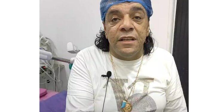 بأحد مراكز التجميل يتخلص من تجاعيد الوجه وفي يده سبحه خضراء