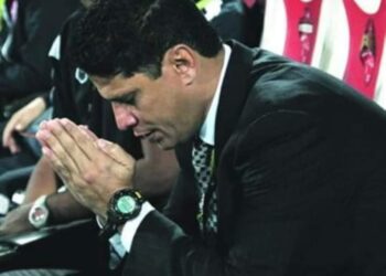 أيمن الرمادي يهدد بالرحيل من تدريب فريق اسوان