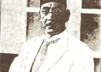 الأم مــدرسـة إذا أعــددتـهـــا أعـددت شعبا طيب الأعــراق